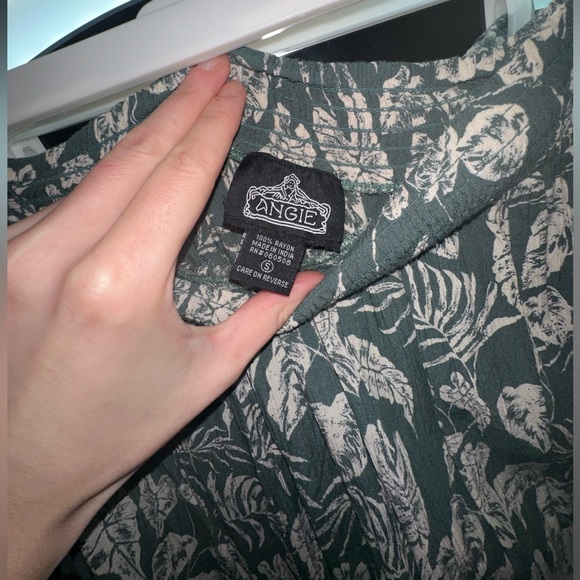 Angie Cotton green monstera leaf ankle pant
Plant pants with lace size small - Picture 2 of 6